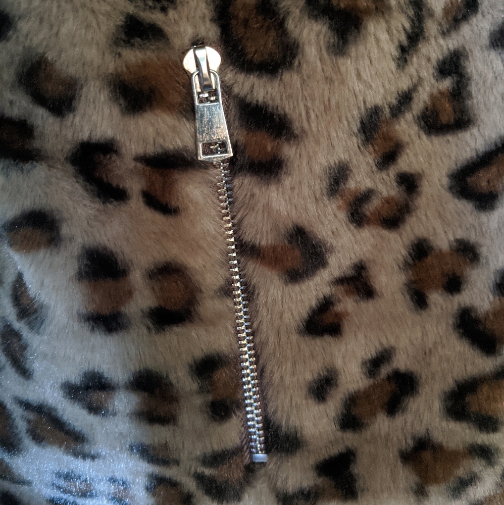 Zip-up Vest - Picture 2 of 6